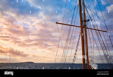 Old Sailing Ship Mast Hi Res Stock Photography And Images Alamy