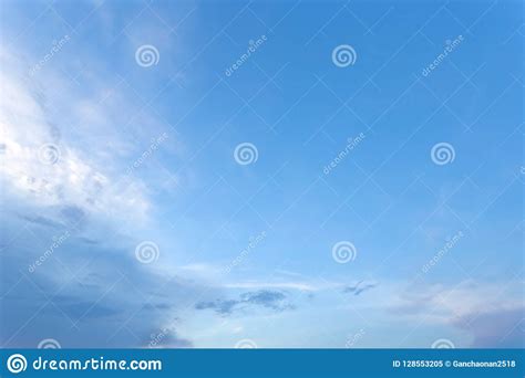 El Cielo Extenso Y Las Nubes Blancas Flotan En El Cielo Imagen De