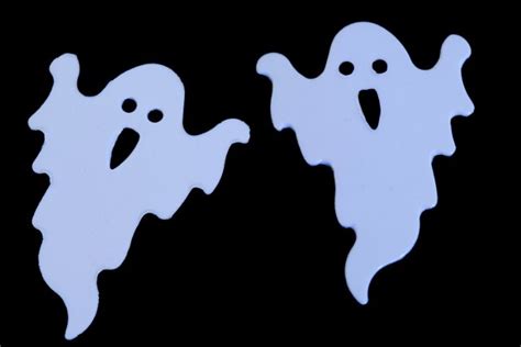 Image of 2 flying ghosts | CreepyHalloweenImages