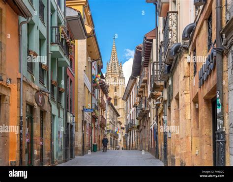 View down Calle Mon looking towards Oviedo Cathedral, Oviedo, Asturias, Spain Stock Photo - Alamy