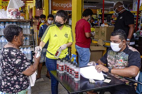 Flamengo Entrega Lcool Gel E Cestas B Sicas Em Comunidade Do Rio De