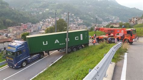 S Pellegrino Un Tir Si Incastra Sul Tornante Fra Pregalleno E