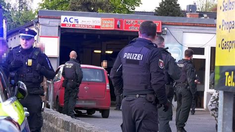 Hamburg Streit Eskaliert Spezialeinheit Der Polizei St Rmt Kfz Werkstatt