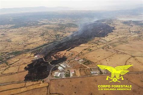 Grosso Incendio A Ghilarza In Azione Elicotteri E Canadair