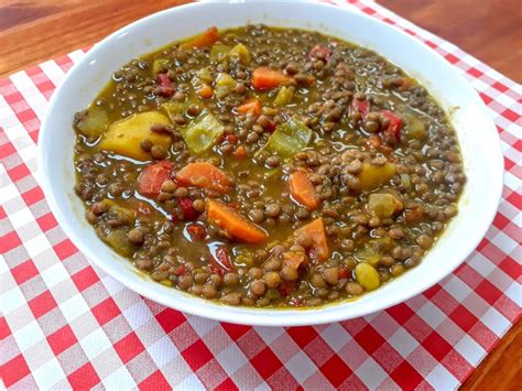 Lentejas A La Jardinera Plato Vegano Mantel De Cuadros