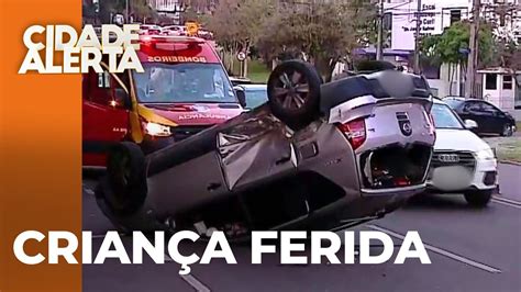 Acidente grave carro fura preferencial capota e criança fica ferida