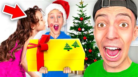 KLEINER JUNGE kauft MÄDCHEN ein WEIHNACHTS GESCHENK YouTube