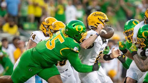 Oregon's Evan Stewart, Derrick Harmon: Massive NIL Increase After ...