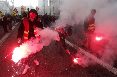 Protesty We Francji Przeciwko Reformie Emerytalnej Kolejne Strajki