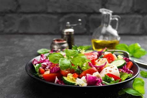 Ensalada Con La Carne Del Pollo Ensalada De Las Verduras Frescas Con La