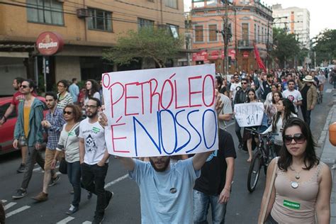 Manifestantes Caminham Pela Reden O E Cidade Baixa Em Novo Ato Contra