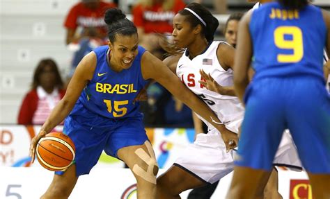 Americana de 20 anos brilha e Seleção feminina de basquete perde na