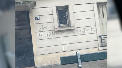 Paris Une Croix Gamm E Et Un Tag Antis Mite D Couverts Sur Un Mur Dans