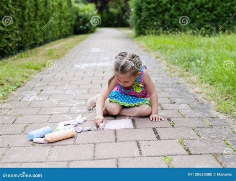 A Menina Senta Se Na Estrada Concreta Do Quadrado Do Asfalto Pinturas