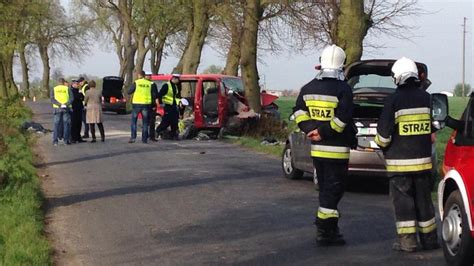 Wypadek busa Zginęła jedna osoba siedem jest rannych TVN24