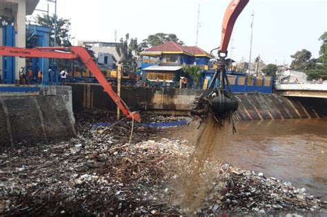 Pintu Air Manggarai Angkut 2 084 Meter Kubik Sampah Antisipasi Banjir