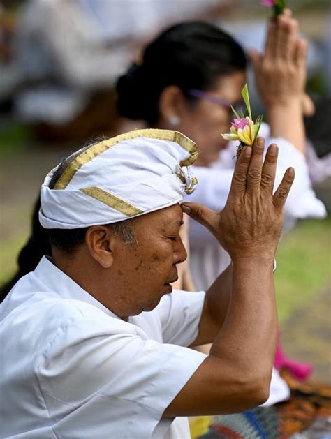 Sembahyang Hari Raya Galungan Di Bali Foto Liputan