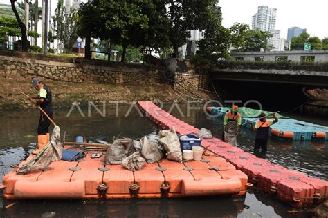 NORMALISASI KALI ANTISIPASI BANJIR DI JAKARTA ANTARA Foto