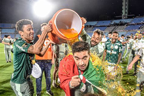 Bicampeão Abel Ferreira se coloca entre os grandes técnicos da