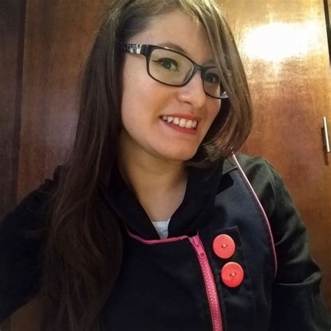 Larissa CDMX Estado de México Licenciada en pedagogía da clases y