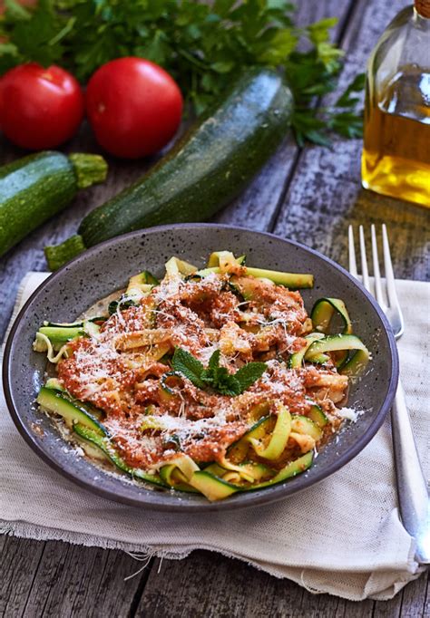 Tallarines de calabacín con salsa de tomates y fresas