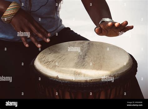 Tambour Djembe Africain Fond Blanc Banque De Photographies Et Dimages