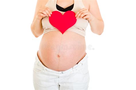 Coeur De Papier De Fixation De Femme Enceinte Dans Des Ses Mains Photo