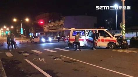 汽車攔腰衝撞「救護車」！命危病患送醫不治 釀1死3傷 社會 三立新聞網 Setncom