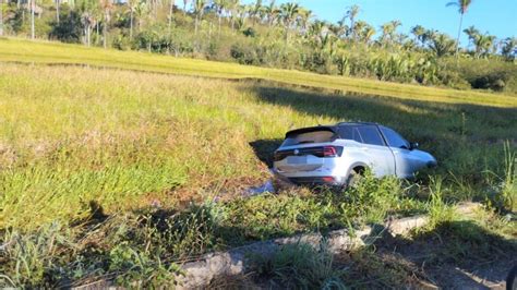 Motorista perde controle da direção e carro cai dentro de açude em