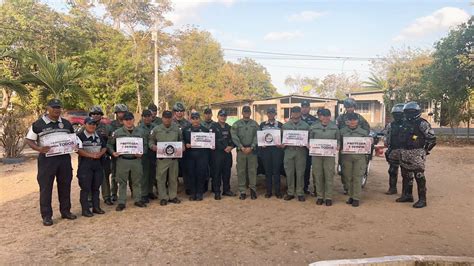 Policía Nacional on Twitter 86Aniversario Con un saludos de manos