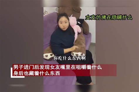 男子回家发现女友在啃馒头，内心瞬间五味杂陈，一句没钱令人心酸女友瞬间内心