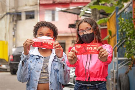 Campanha Adote Uma Sacolinha Presenteia Mil Crian As E Adolescentes