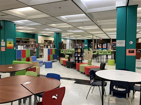 Louis Riel CSSDM École secondaire La bibliothèque au carrefour des