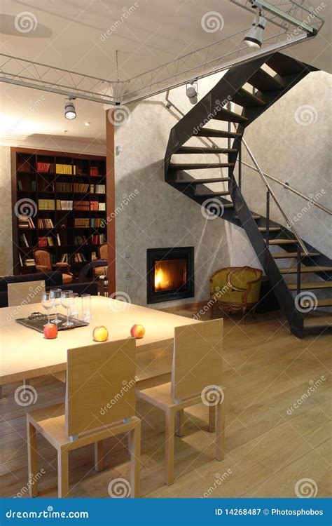 Sala De Estar Con La Chimenea Y La Escalera Fotografía de archivo libre ...