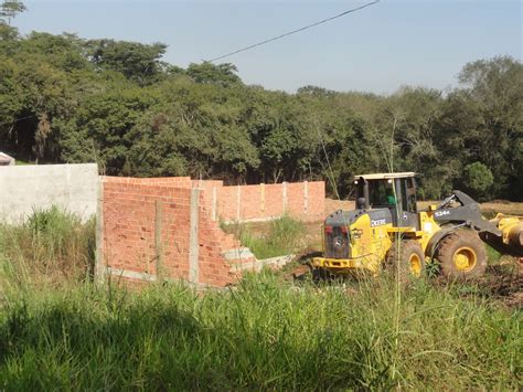 Loteamento irregular cinco imóveis em construção é demolido em