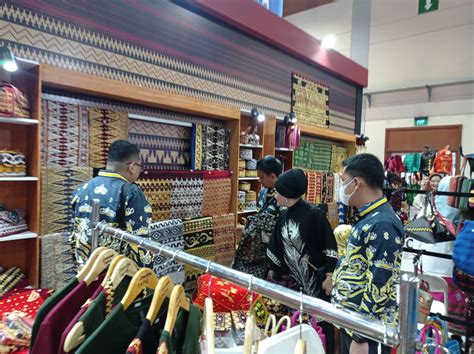 Ajang Promosi Produk Kerajinan Daerah Dekranasda Pesbar Ikuti Pameran