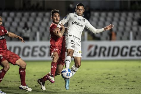 Kaiky celebra retorno aos jogos do Santos após sofrer fratura no nariz