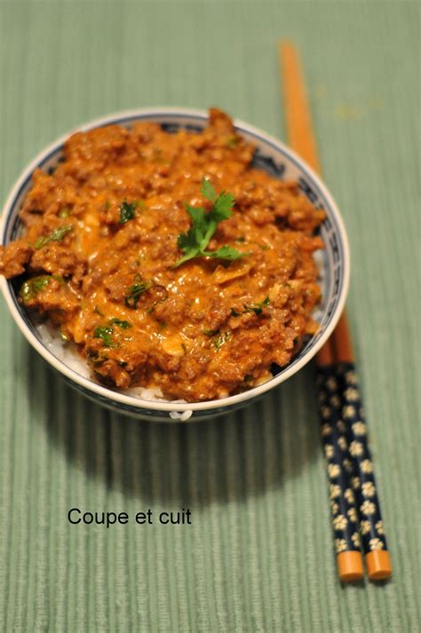 Hach De Boeuf Au Curry Rouge Coupe Et Cuit