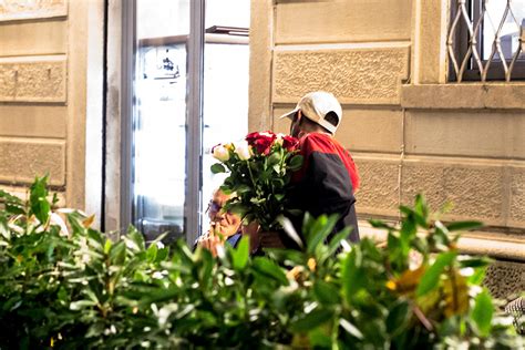 Venditore Di Rose Aggredito Brutalmente Da Tre Giovani