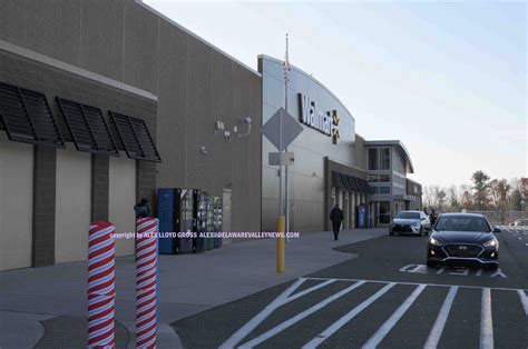 스트 라스 필드 플라자 shopping deals are attracting crowds today 22