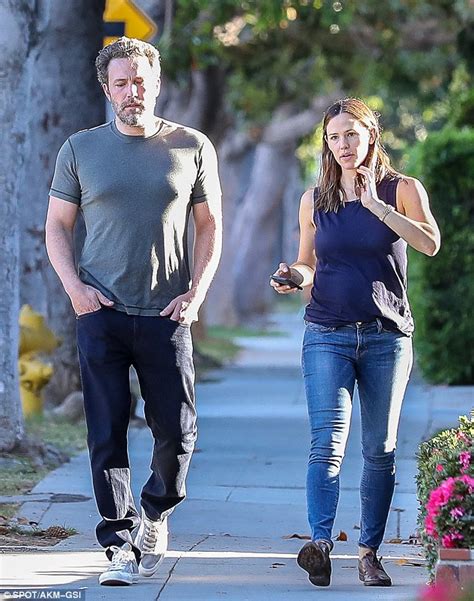 Ben Affleck And Jennifer Garner Enjoy A Relaxed Stroll Daily Mail Online