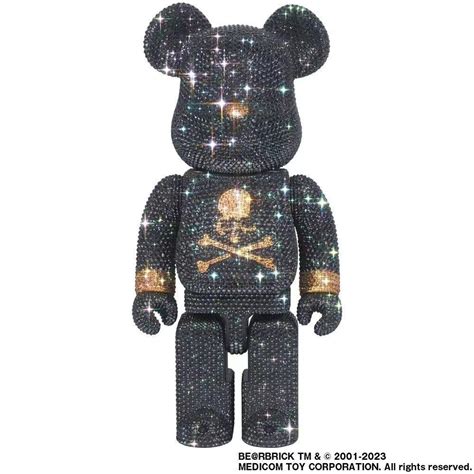 日本潮流品牌mastermind Japan与日本玩具品牌medicom Toy合作推出全新水钻款berbrick。 华丽通