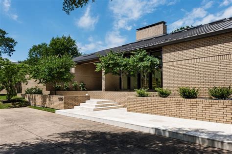 Check Out Luka Doncic's Sweet New Preston Hollow Home. | Central Track