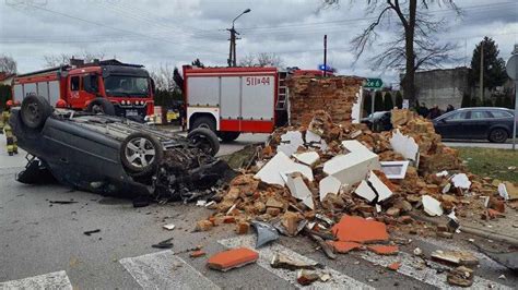 Radomsko 25 latek wjechał w kapliczkę i dachował Był pijany TVN24