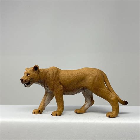 Schleich Lion Figure LIONESS Female African Wildlife Animal 2006