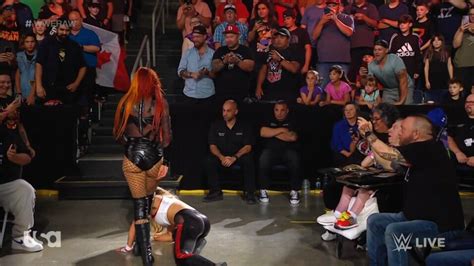 Raw Becky Lynch vs Trish Stratus terminó en empate