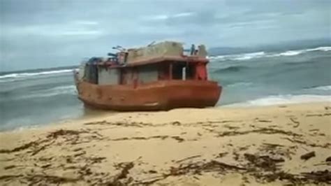 Horor Kapal Tanpa Awak Terdampar Di Pantai Alas Purwo Banyuwangi