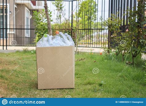 Las Botellas Pl Sticas En Marr N Reciclan La Caja De La Basura Foto De