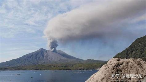 日本樱岛火山强烈喷发，火山灰柱高达3400米，离富士山越来越近 知乎