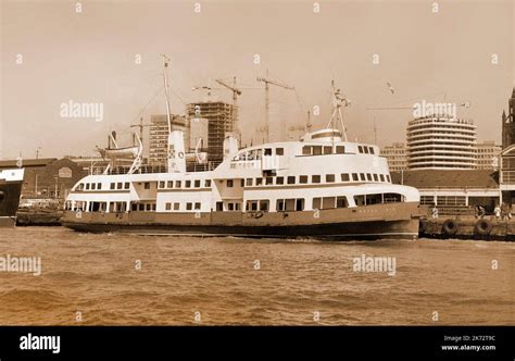 El Ferry Royal Iris El Río Mersey Liverpool De época De 1970